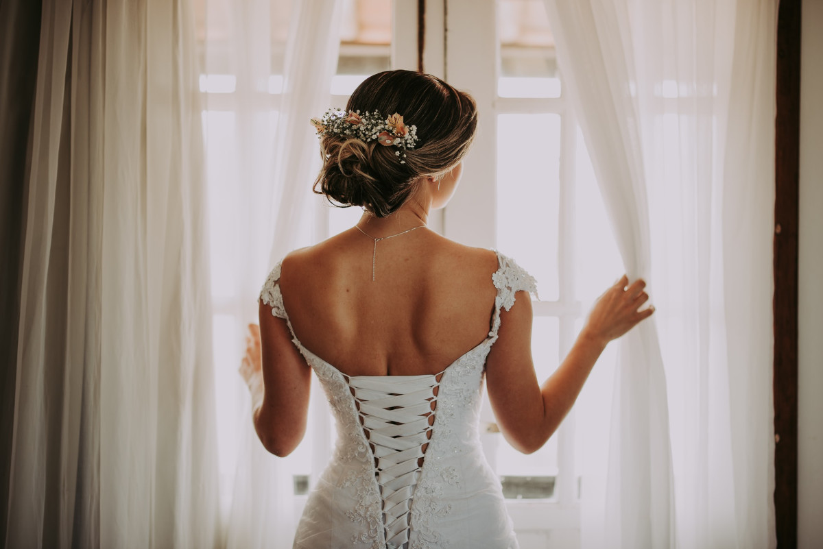 sposa di spalle