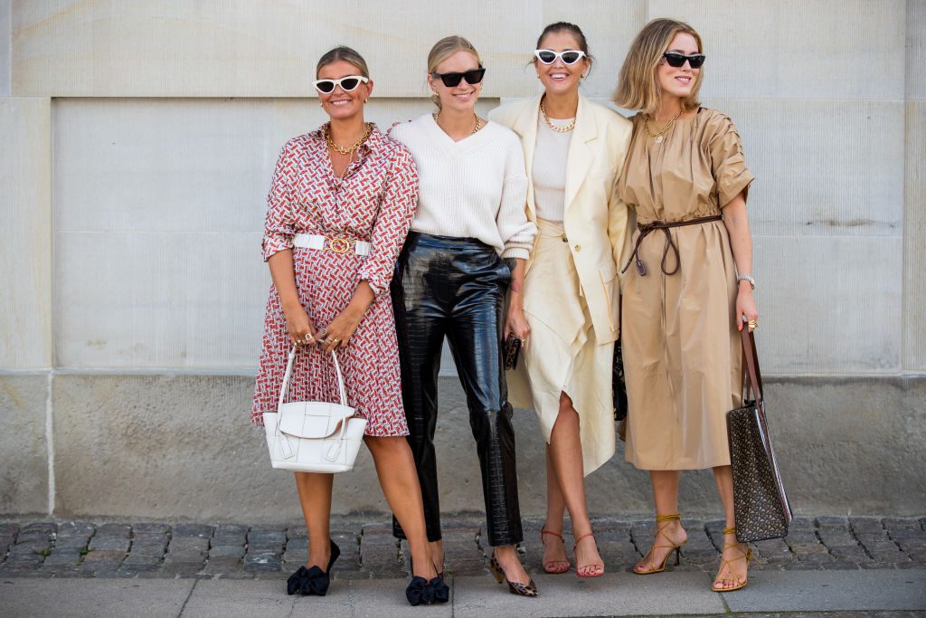 Donne vestite alla moda autunno 2020