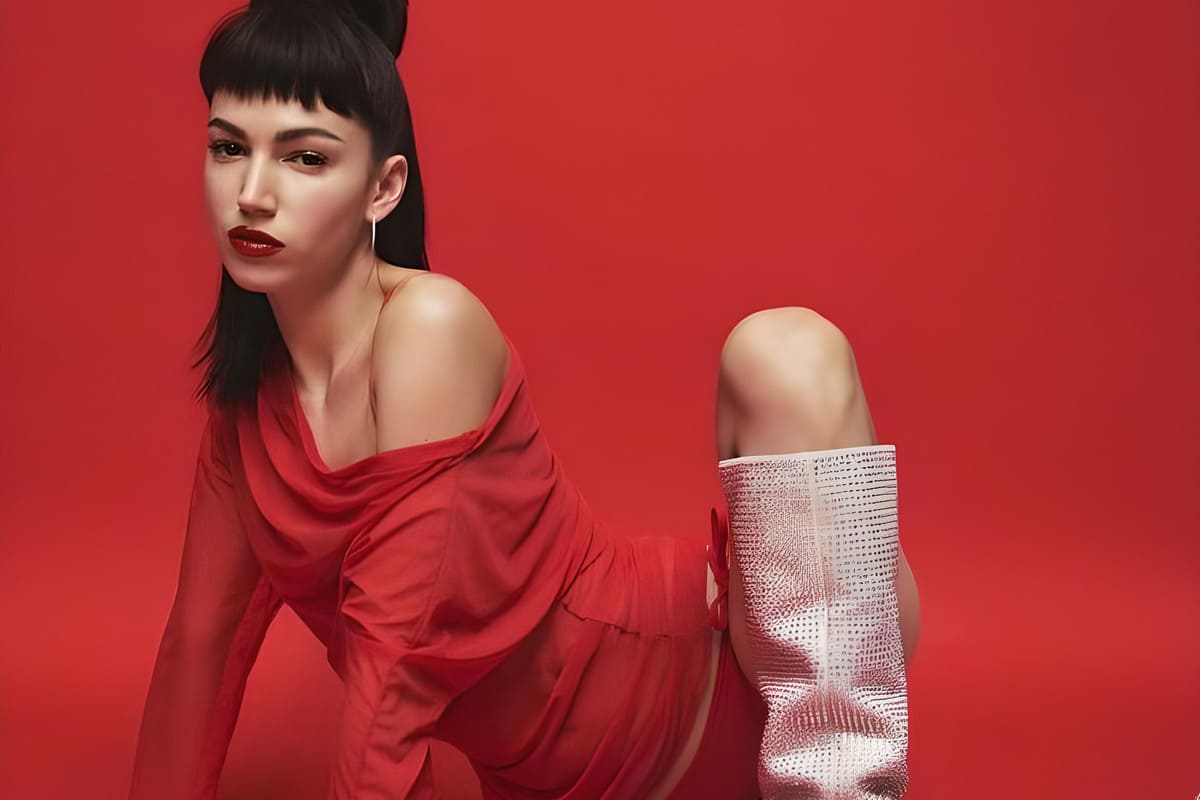 Ursula Corbero con abito rosso e stivali al ginocchio con strass