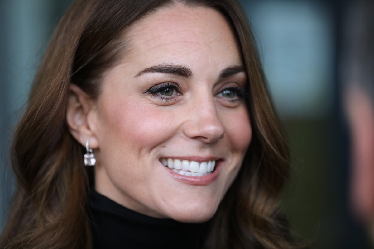 Kate Middleton fa scalpore a Londra: indossa un colore “vietato” a corte