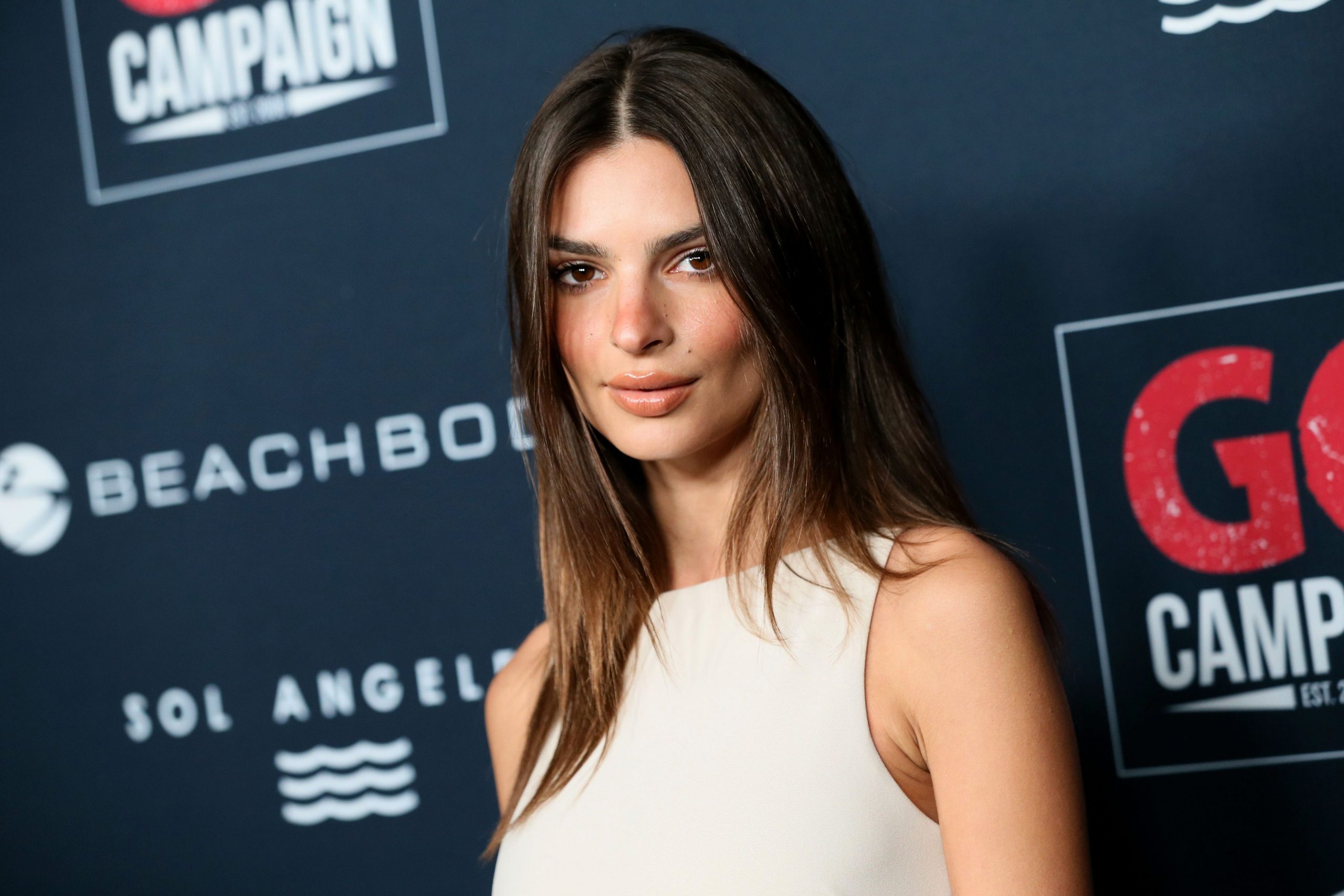 Emily Ratajkowski entra nel mondo del beauty: sarà creative director di Loops