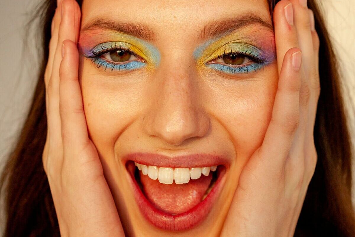 primo piano ragazza sorridente con trucco colorato