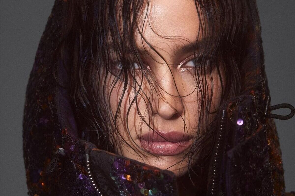 Scatto di Irina Shayk con piumino paillettes