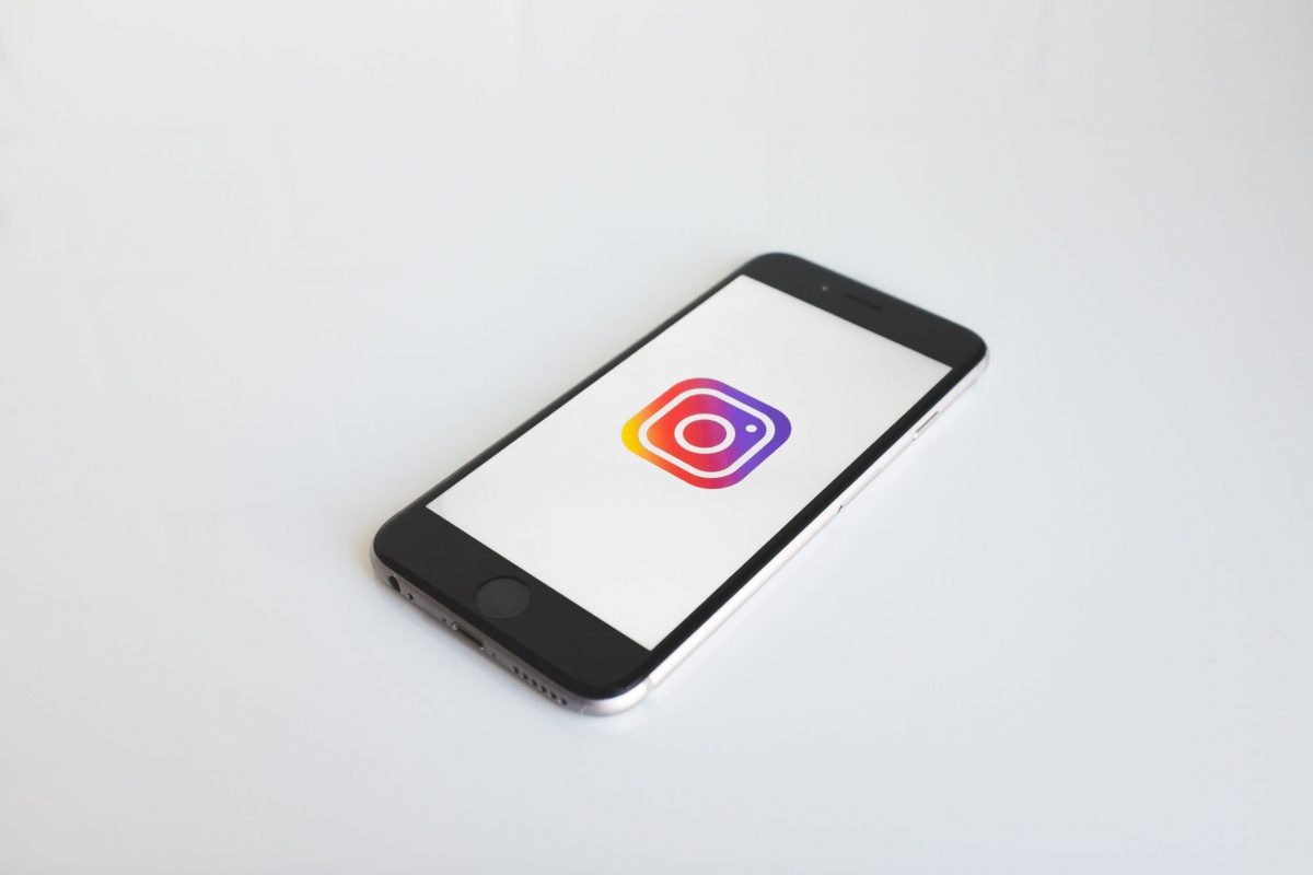 Uno smartphone che mostra l'icona di Instagram