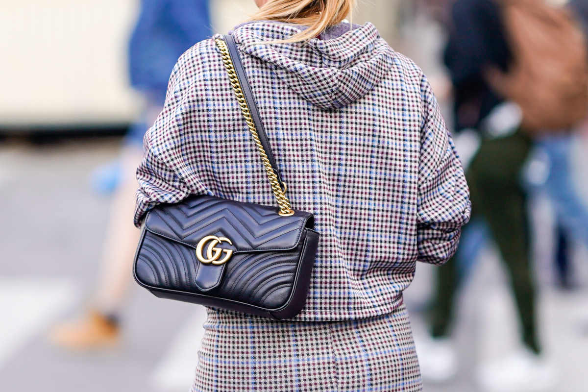 Donna con una borsa Gucci