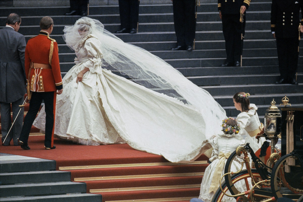 L’abito da sposa di Lady Diana: i dettagli e la storia di un vestito da fiaba
