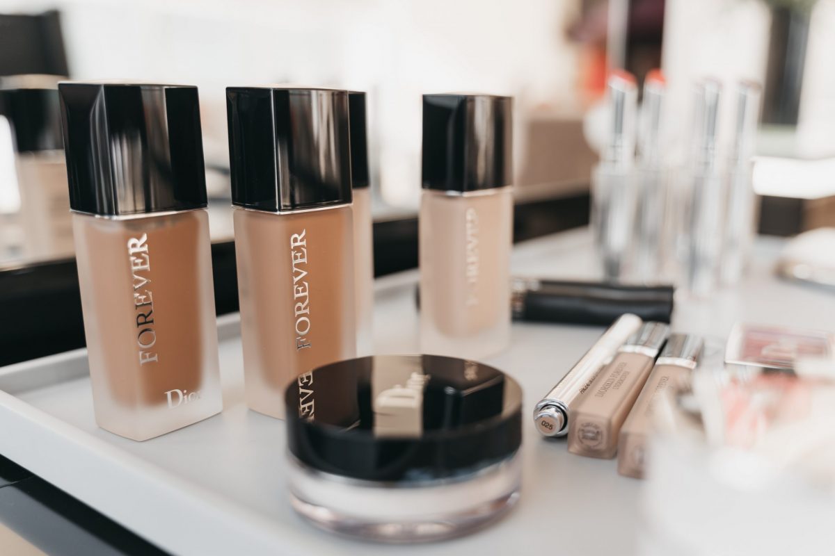 Diversi colori di fondotinta di Makeup Forever