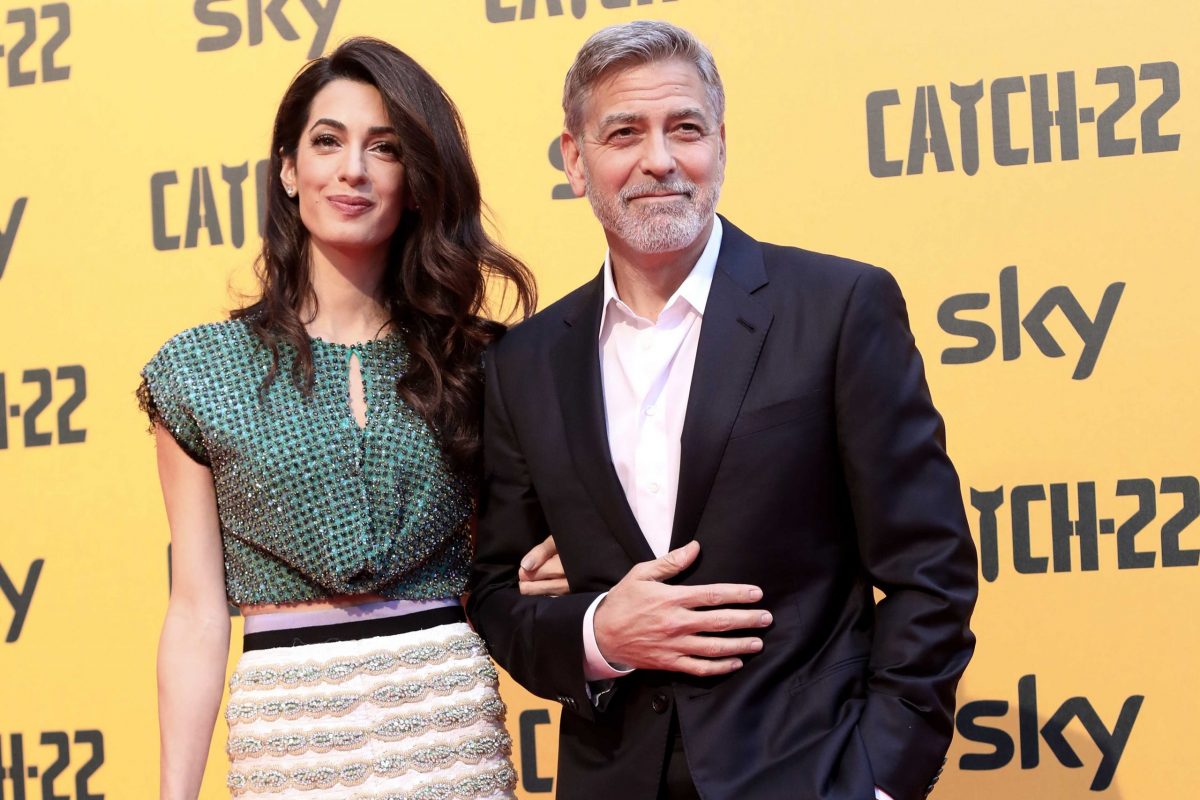 Amal Alamuddin e George Clooney su un red carpet a maggio 2020