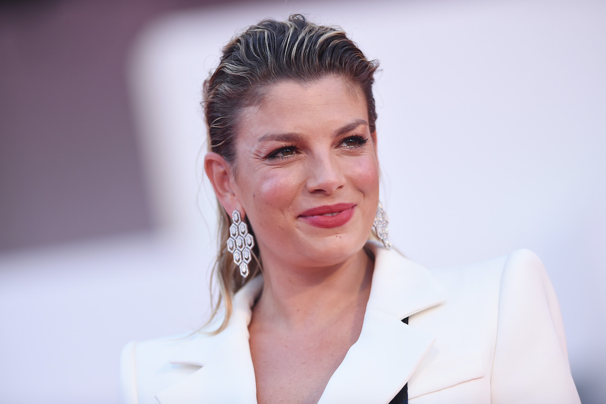 Emma Marrone autografa il vinile di Fortuna a sostegno delle donne