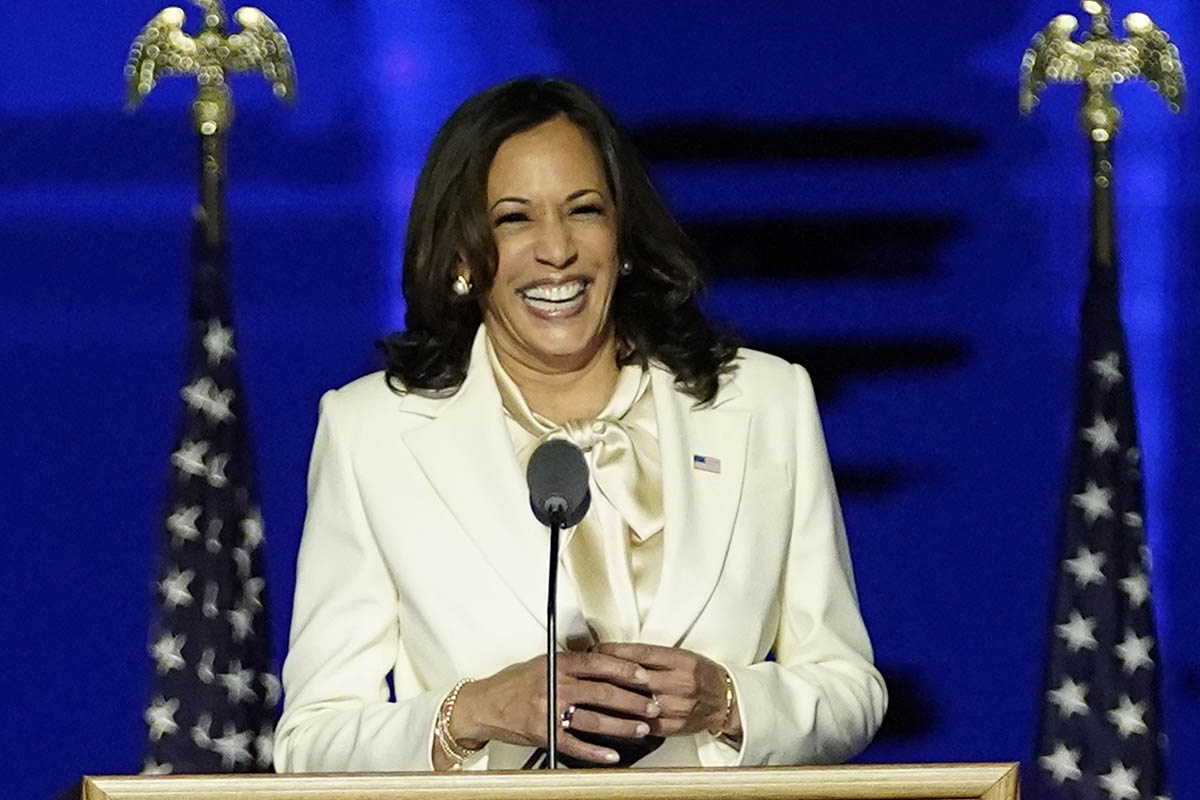 Kamala Harris omaggia le suffragette scegliendo un tailleur bianco, non a caso