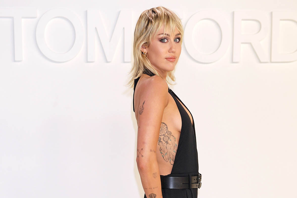 Miley Cyrus diavoletta e senza veli nel libro di Vijat Mohindra