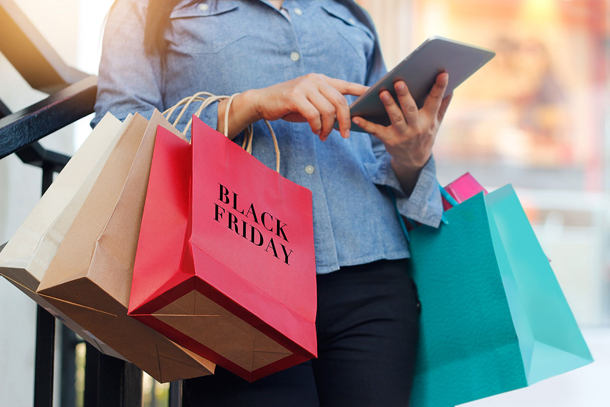 Donna con borse da shopping durante il black friday