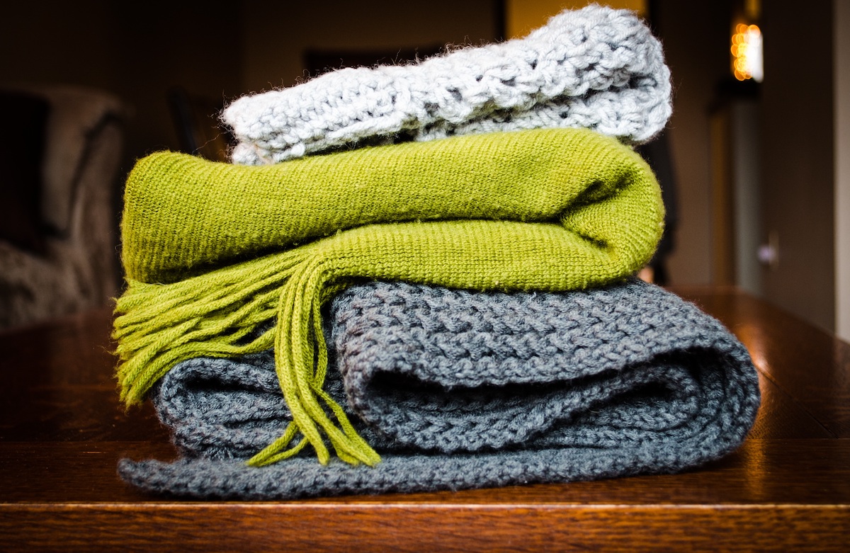 Plaid, coperte, copertine: le tendenze dell’inverno per una morbida coccola sul divano