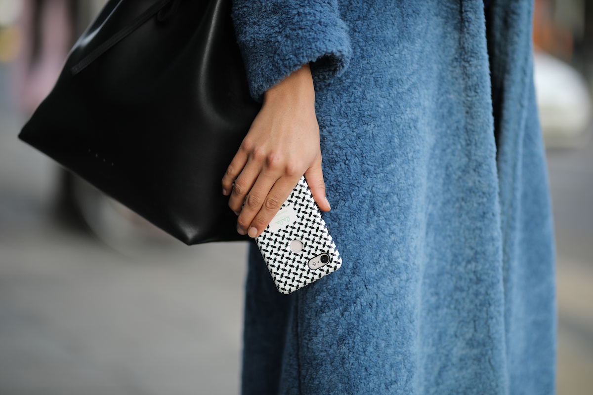 cellulare cappotto blu