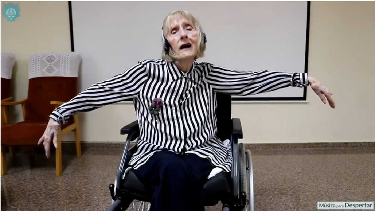 Ex ballerina con l’Alzheimer ascolta “Il lago dei cigni” e danza: il video che sta facendo commuovere