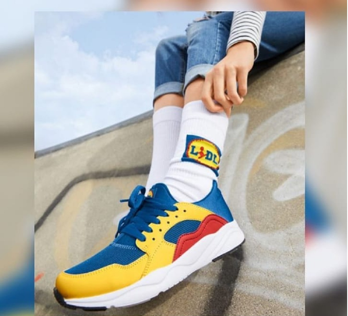 Scarpe Lidl, indossarle con i calzini bianchi è il nuovo trend