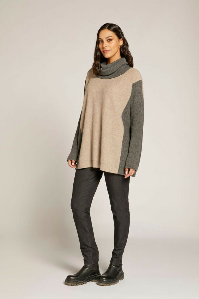 donna con leggings e maglione bicolor collo alto