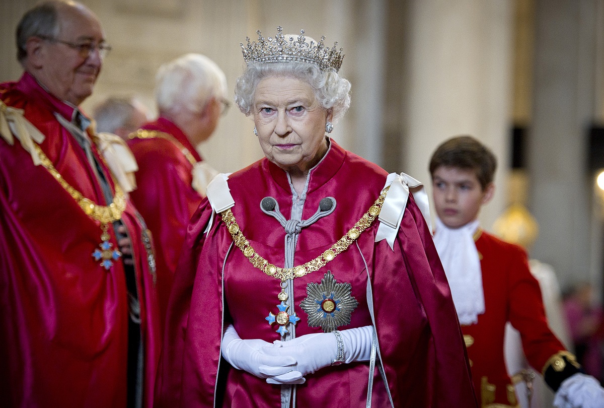 La Regina Elisabetta non vuol sentir parlare di “abdicazione”: la rivelazione da Buckingham Palace