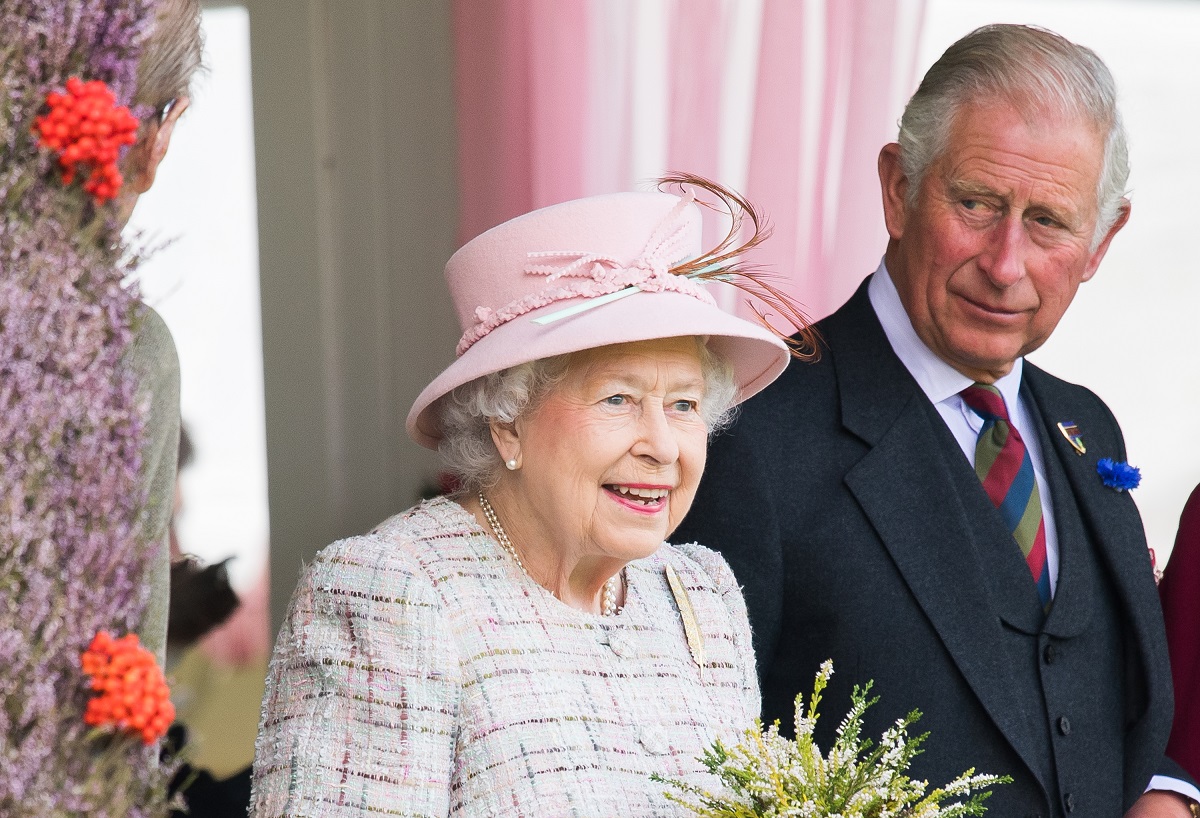 La Regina Elisabetta non cederà il trono a Carlo: smentite le voci sul suo ritiro