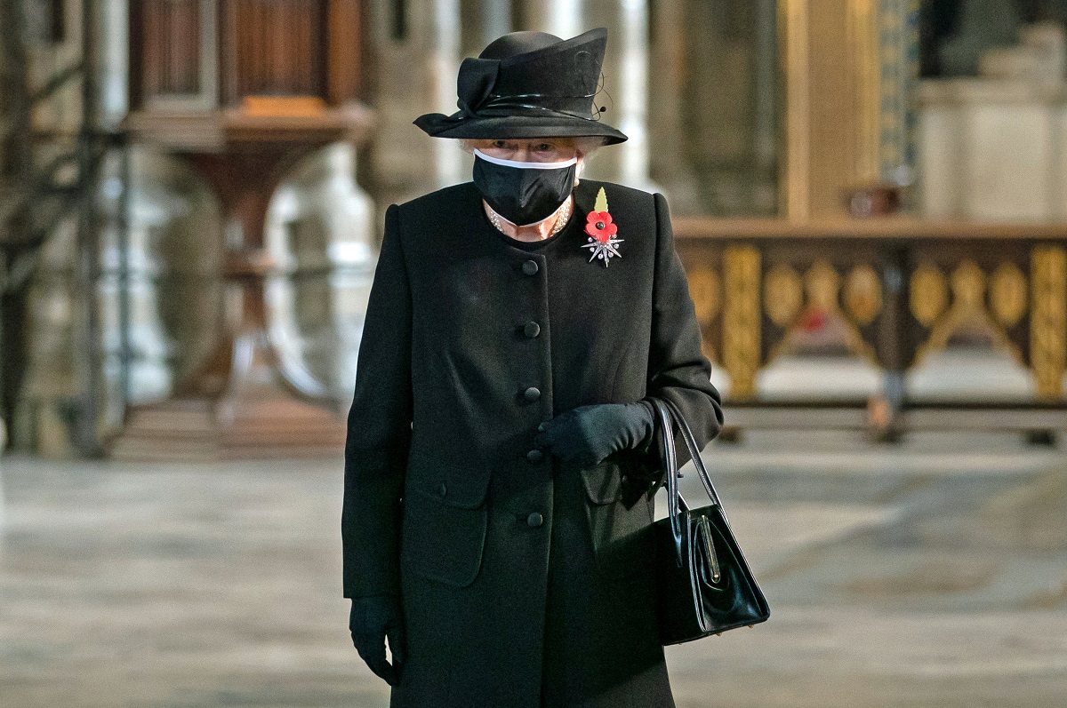 La Regina Elisabetta per la prima volta con la mascherina, ma il look è ineccepibile