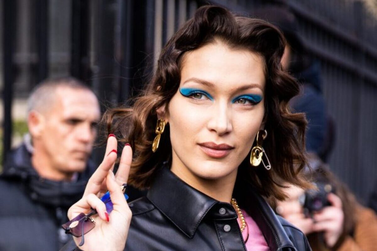 Bella Hadid con trucco grafico e giacca camicia oversize in pelle - tendenza capi in pelle per l'autunno