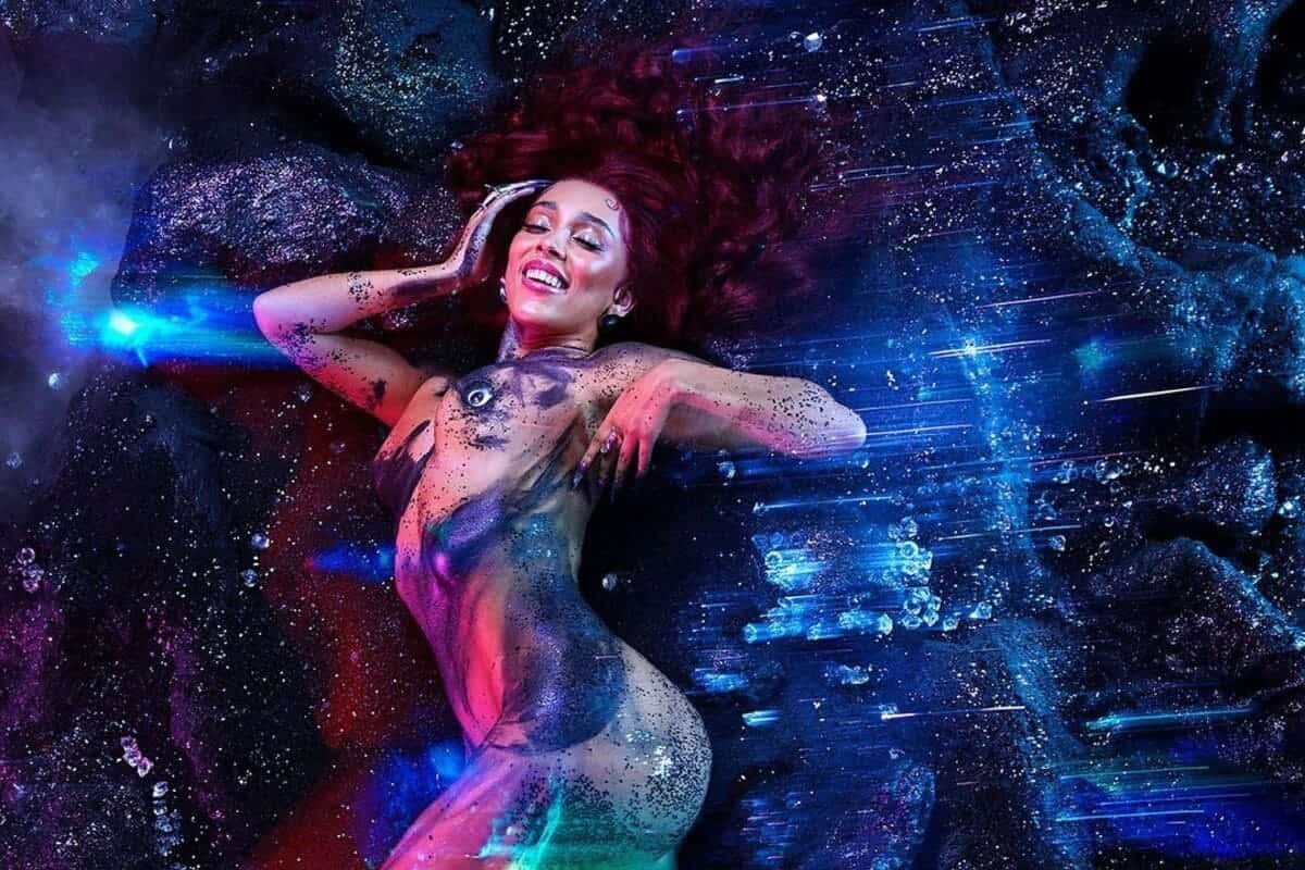 Scatto artistico Doja Cat nello spazio con unghie galaxy