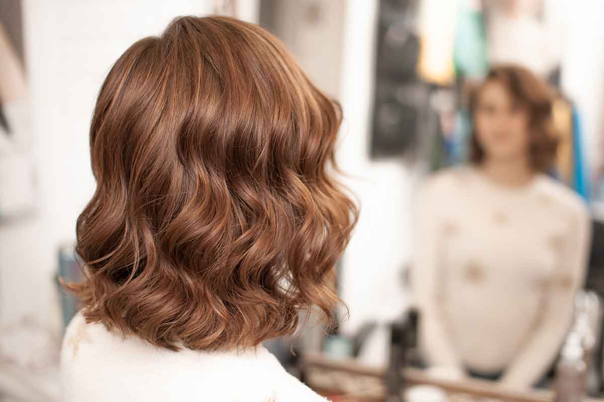 Ragazza allo specchio con dettaglio sui capelli