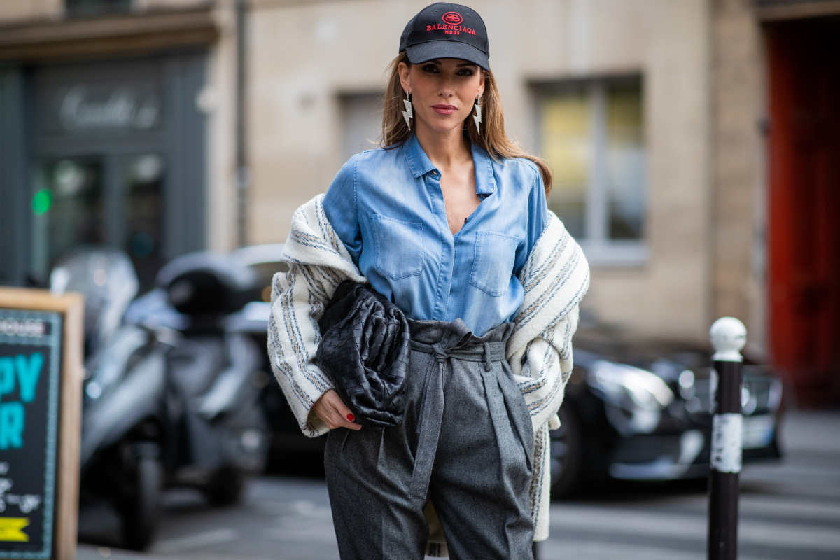 Ragazza con un cappellino baseball hat