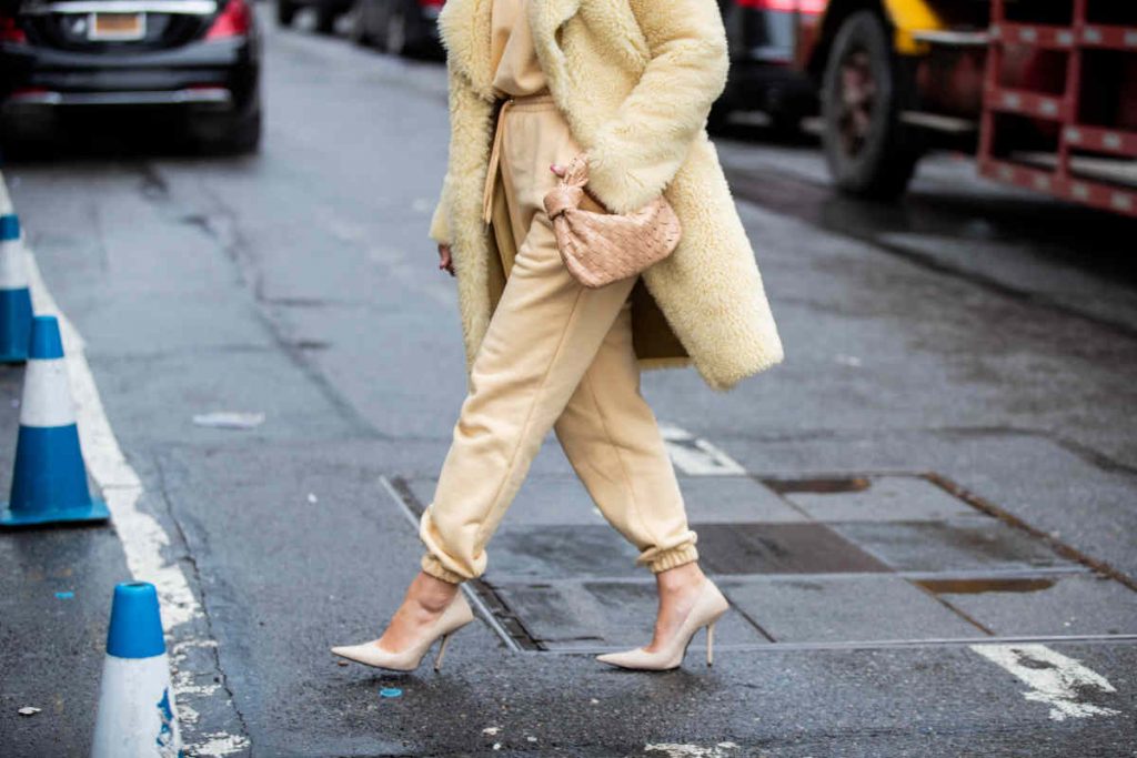 Tendenze inverno 2021: come abbinare i pantaloni della tuta | Pourfemme