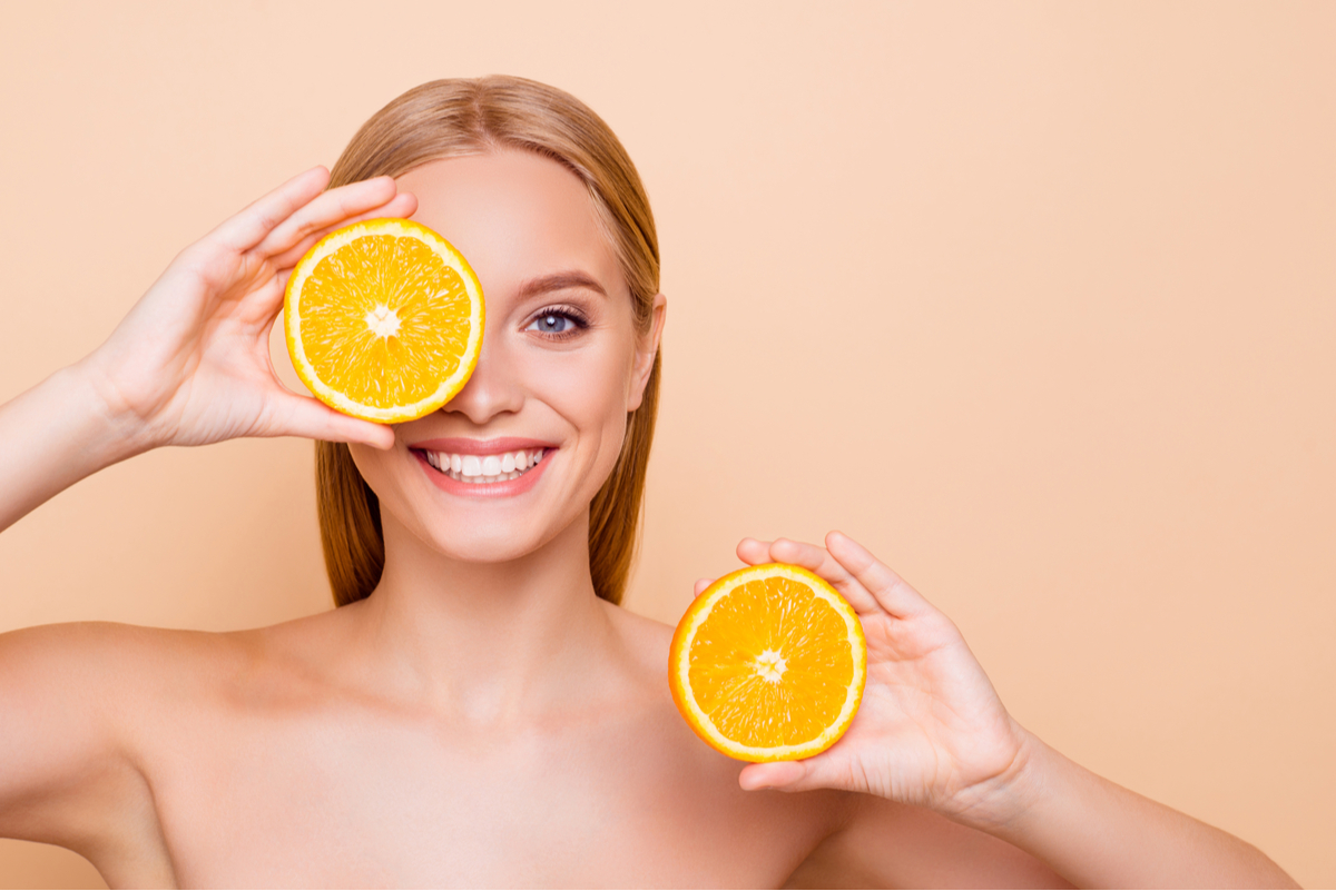 Vitamina C per una pelle luminosa, benefici e prodotti da provare