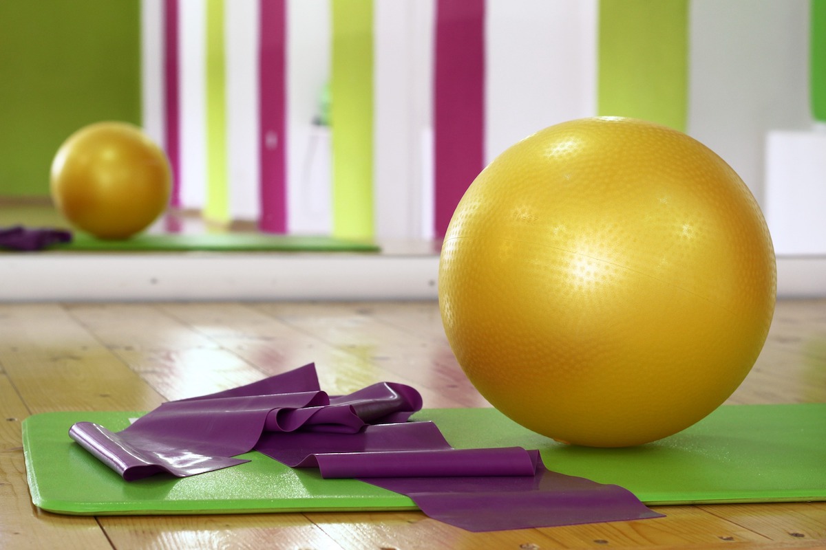 allenamento attrezzi palla elastico tappetino