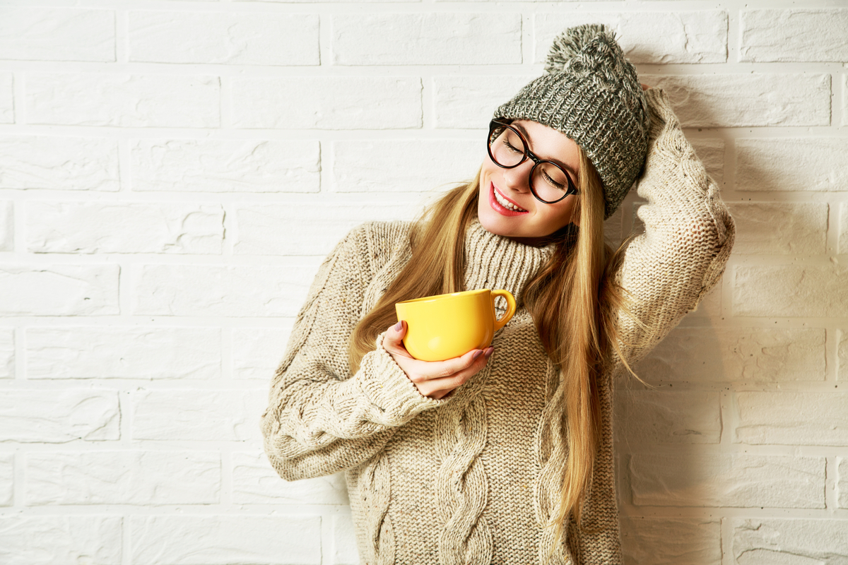 Ragazza con un maglione invernale