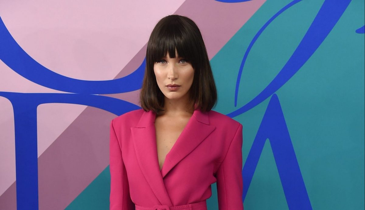 Bella Hadid: il caschetto “shag” con frangia è il taglio giusto per affrontare il 2021