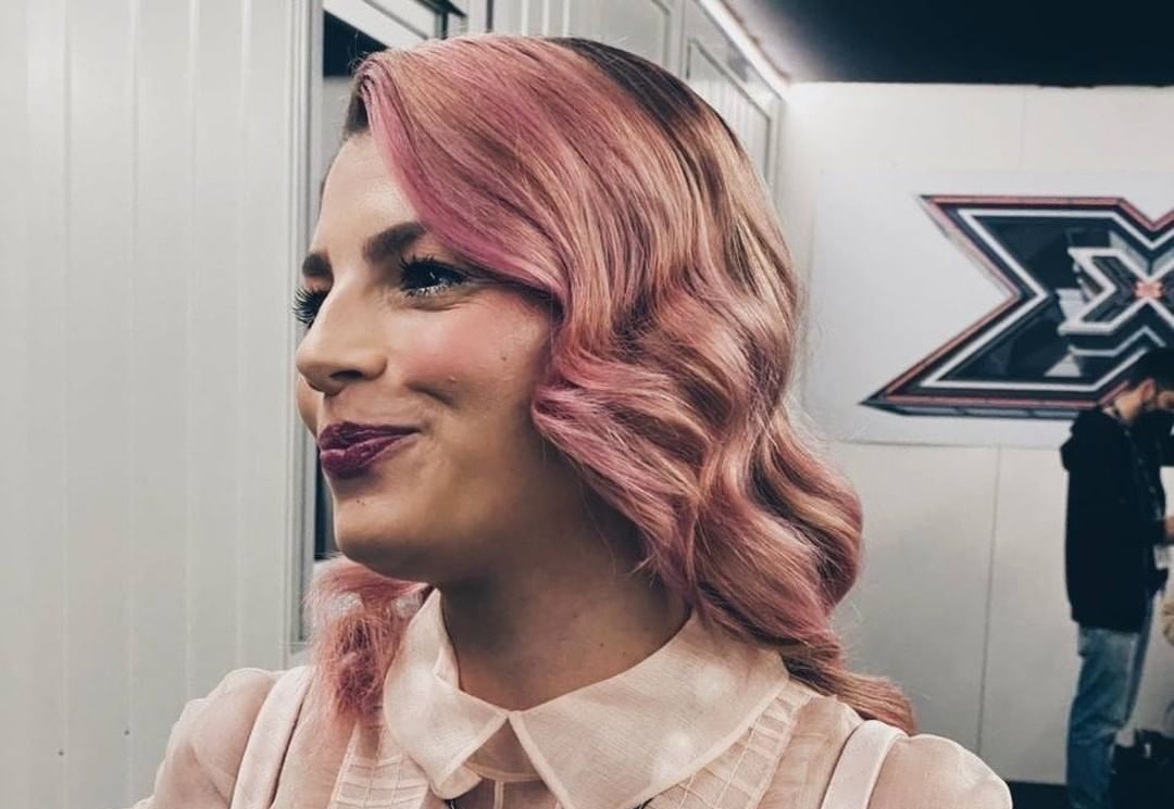 I capelli rosa di Emma Marrone sono quello di cui abbiamo bisogno per queste feste