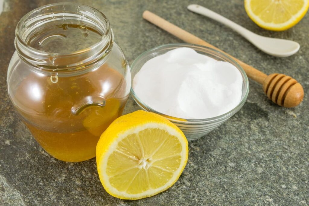 Ingredienti per scrub viso miele e bicarbonato