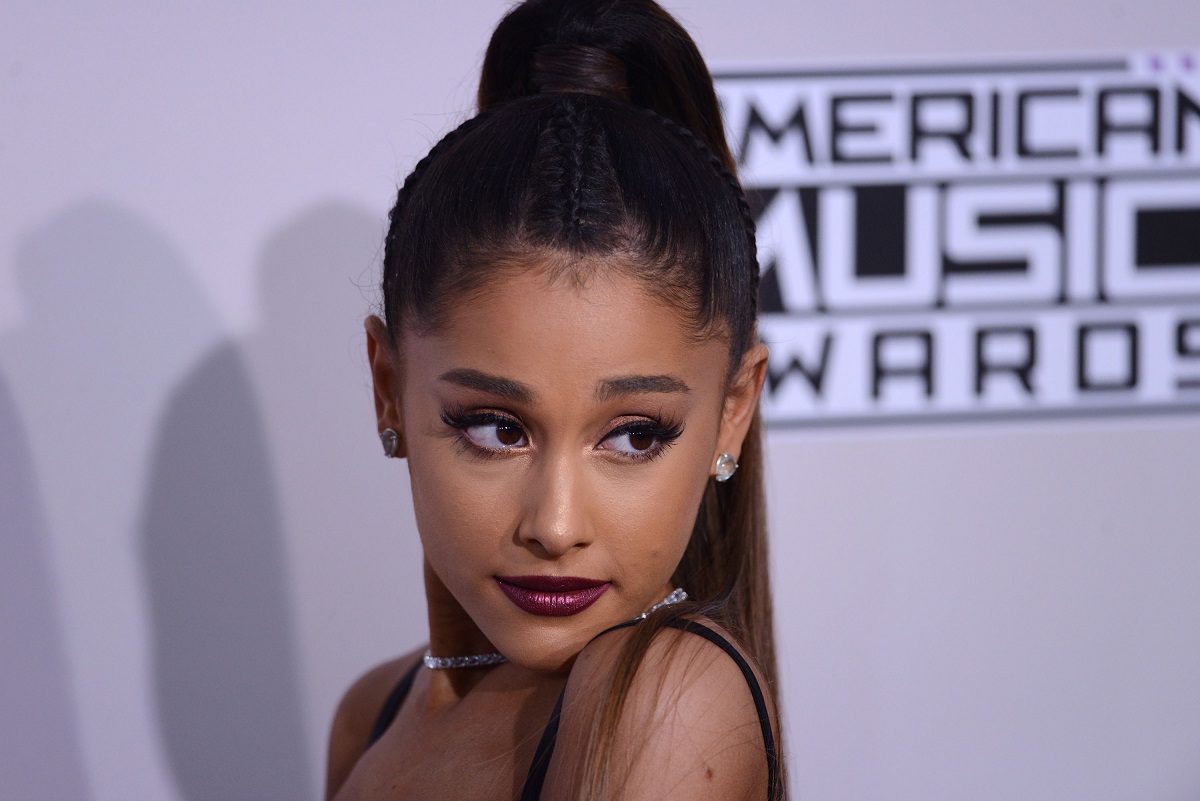 Ariana Grande si sposerà con Dalton Gomez: l’annuncio con l’anello