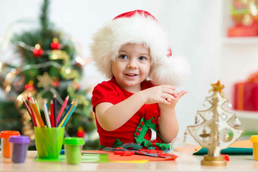 bambina con cappello natale