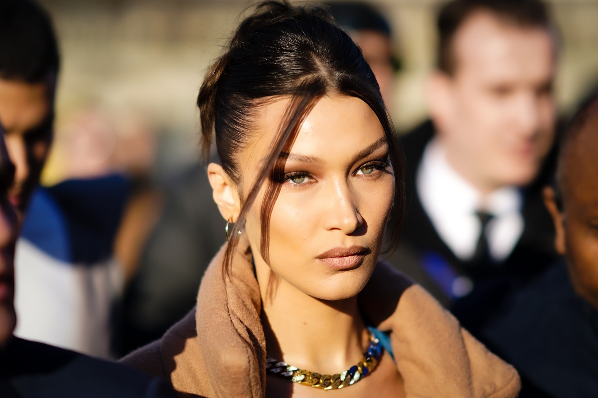 Il look total denim di Bella Hadid da copiare subito