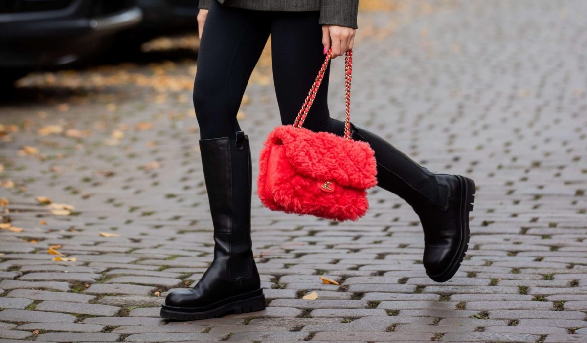 Borsa in faux fur Chanel color corallo acceso