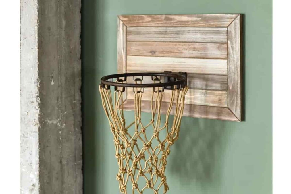 parete di muro verde con un canestro da basket vintage nei colori beige e marrone