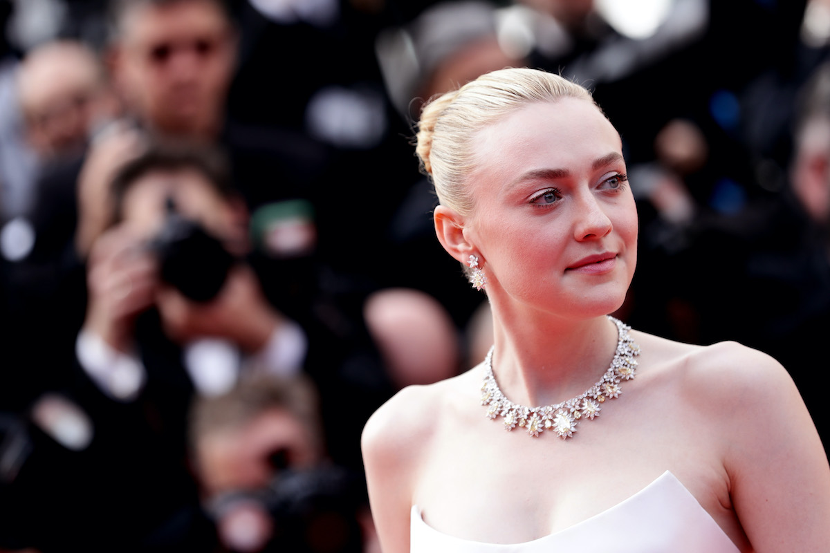 Dakota Fanning non ha mai sbagliato un look, e questi 5 abbinamenti lo dimostrano