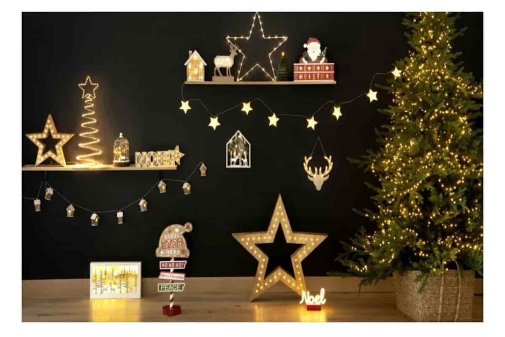 soggiorno con illuminazioni varie natalizie e albero di natale