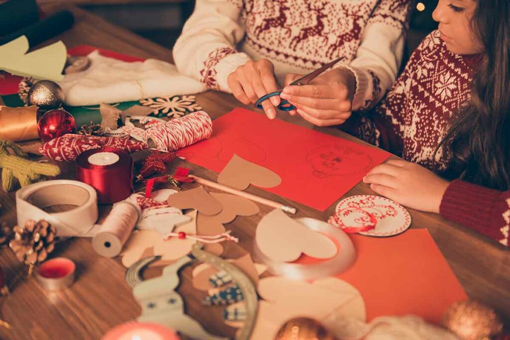 mamma e figlia tagliano disegni di natale