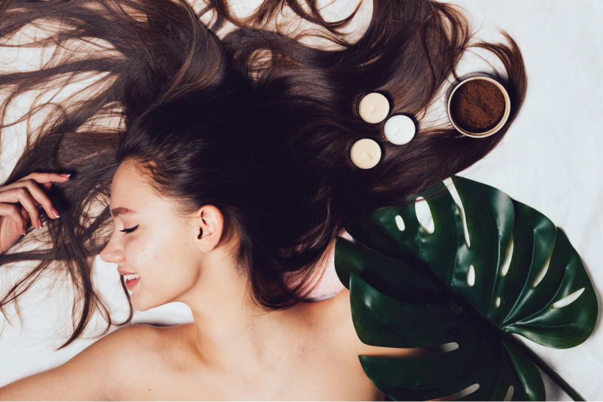 Ragazza con una maschera per capelli fai da te