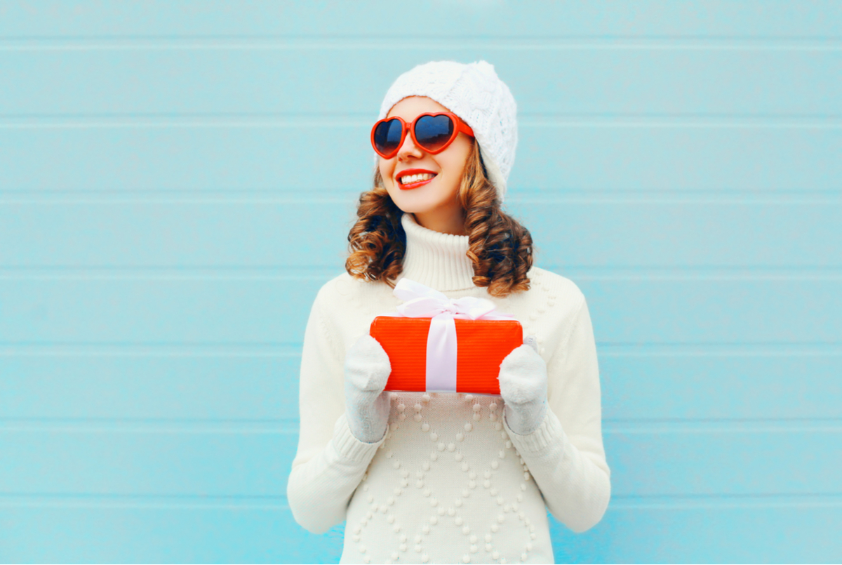 Ragazza con un pacco regalo