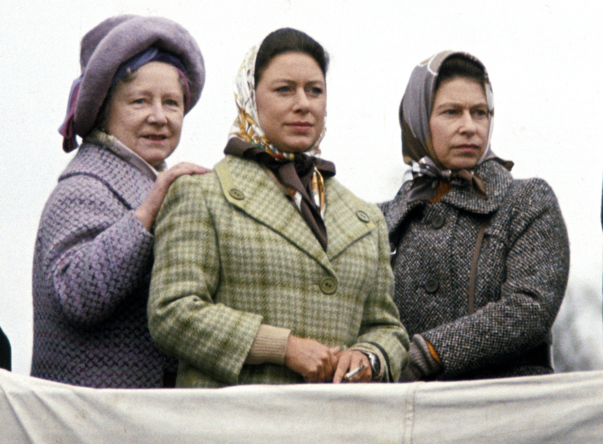 La vera star di The Crown è il foulard: come indossarlo per Natale