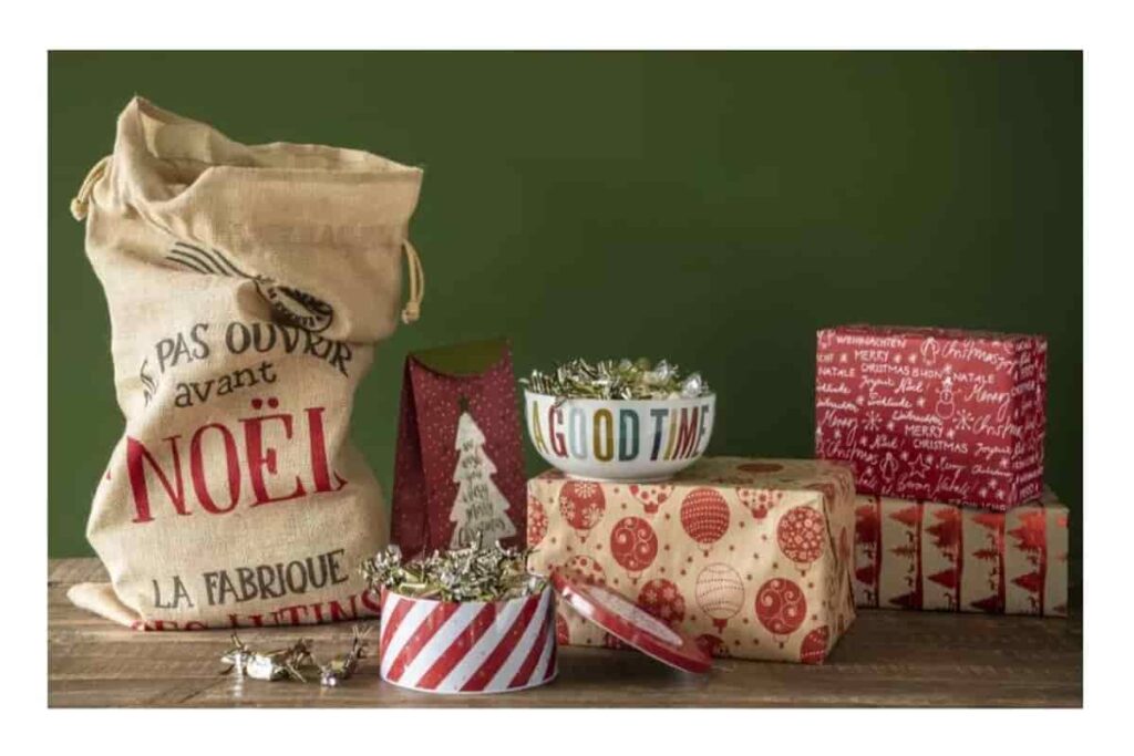 sacco di iuta beige con scritta noel e decorazioni natalizie varie