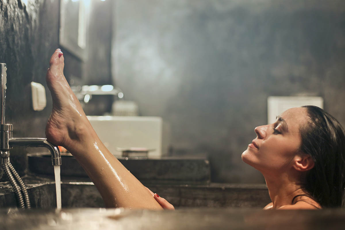 Donna che si fa un bagno