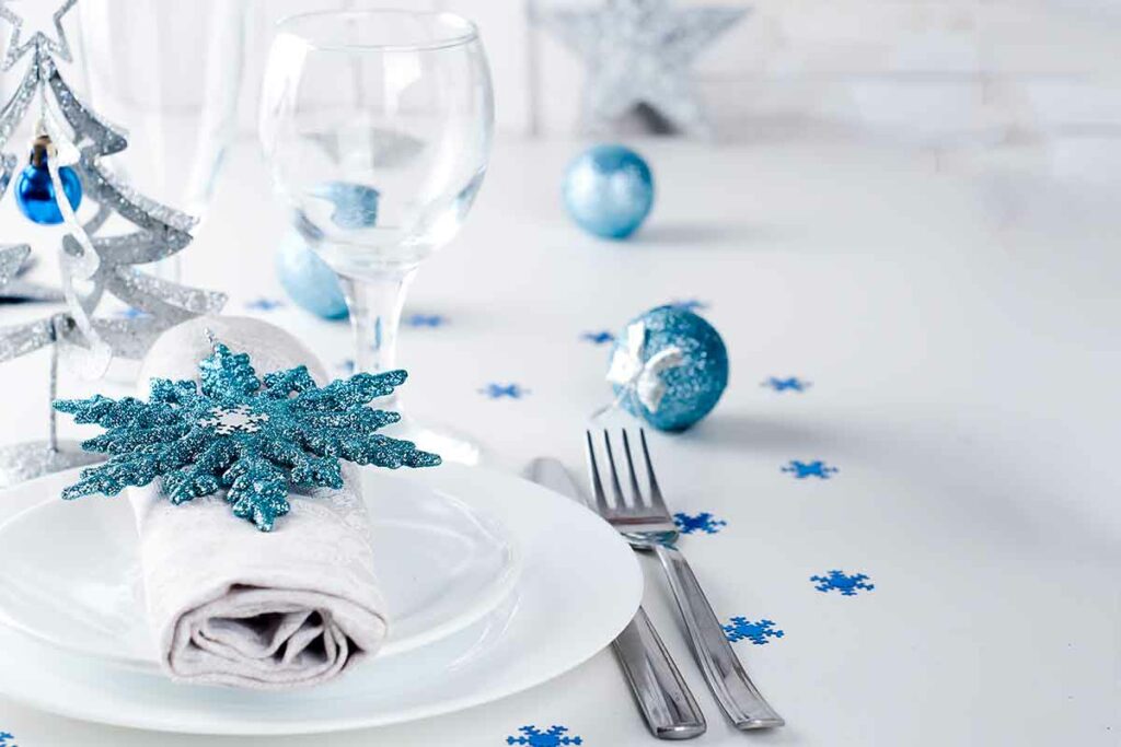 tavola natalizia apparecchiata bianca e blu