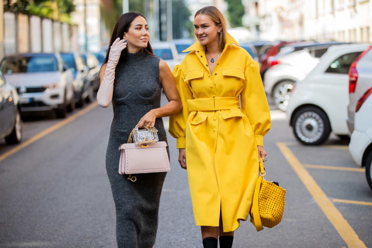 Abiti con i colori pantone 2021